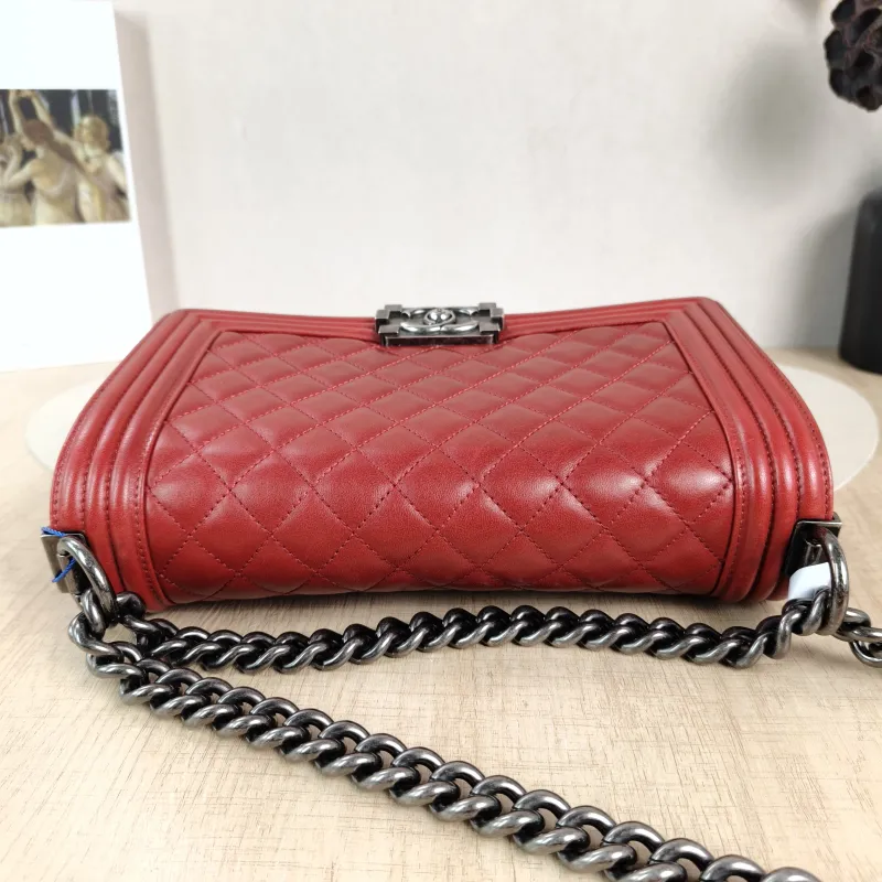 Chanel Crossbody Bag Le Boy​Red Calfskin Medium25 × 9 × 15 cm — detail view 2 of 14