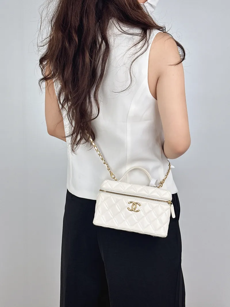 Chanel Crossbody Bag26c lp Vanity Case Bag White Calfskin One Size19.5 × 5 × 17 cm — on-model view 3 of 3