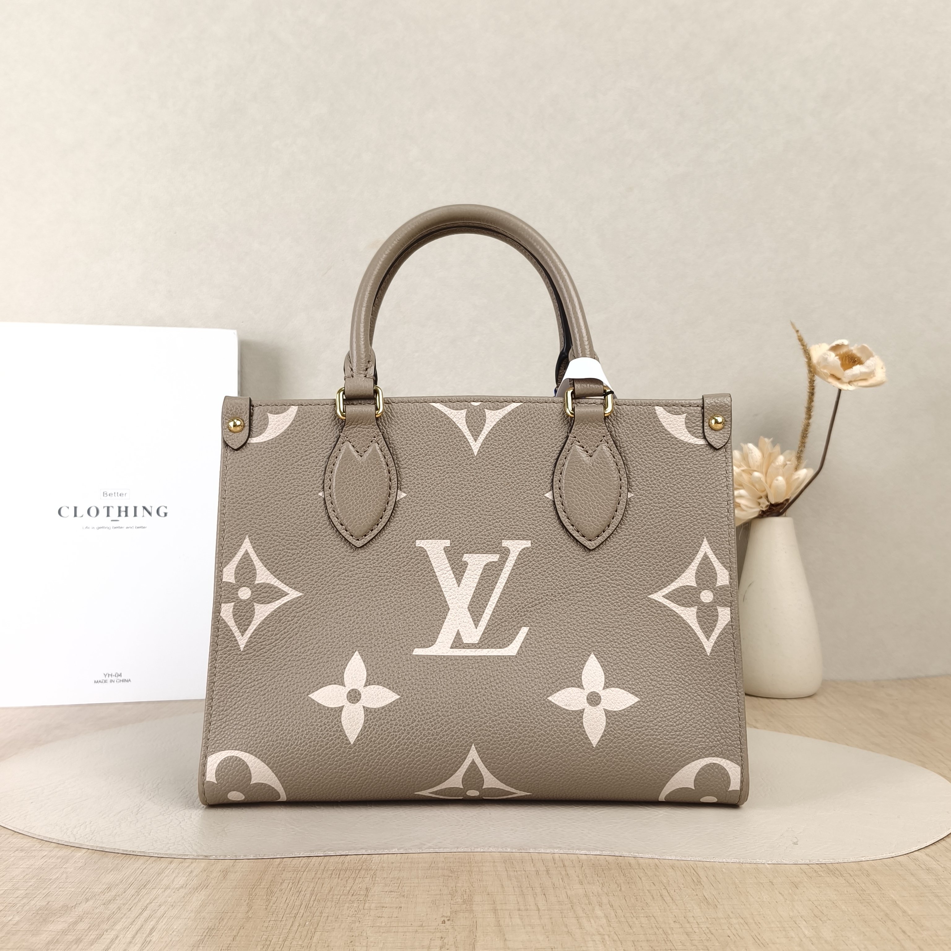Louis Vuitton Shoulder Bag Onthego · White Empreinte Embossed Calfskin Monogram Small25 × 11.5 × 19 cm