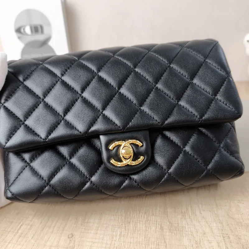 Chanel Crossbody Bag24b Crossbody Bag Black Lambskin One Size20 × 5 × 14 cm — detail view 5 of 14