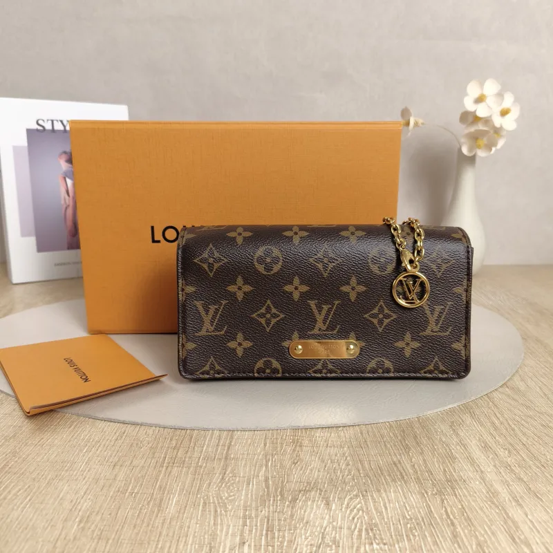 Louis Vuitton Crossbody Bag LILY Chain Bagwoc Monogram PVC One Size21 × 3.5 × 10.5 cm — cover view 3 of 12