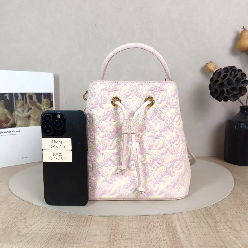 Louis Vuitton Crossbody Bag NÉONOÉ Bucket Bag BB Collection · Calfskin BB 20 × 13 × 20 cm — cover view 4 of 5