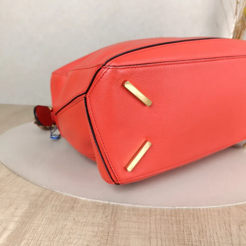 LOEWE Crossbody Bag Puzzle Red Calfskin Medium29 × 14 × 19.5 cm — detail view 13 of 13