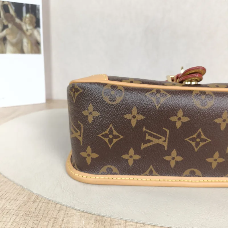 Louis Vuitton Crossbody Bag Diane Baguette Bag Shoulder Strap PVC Small 24 × 9 × 15 cm — detail view 3 of 13