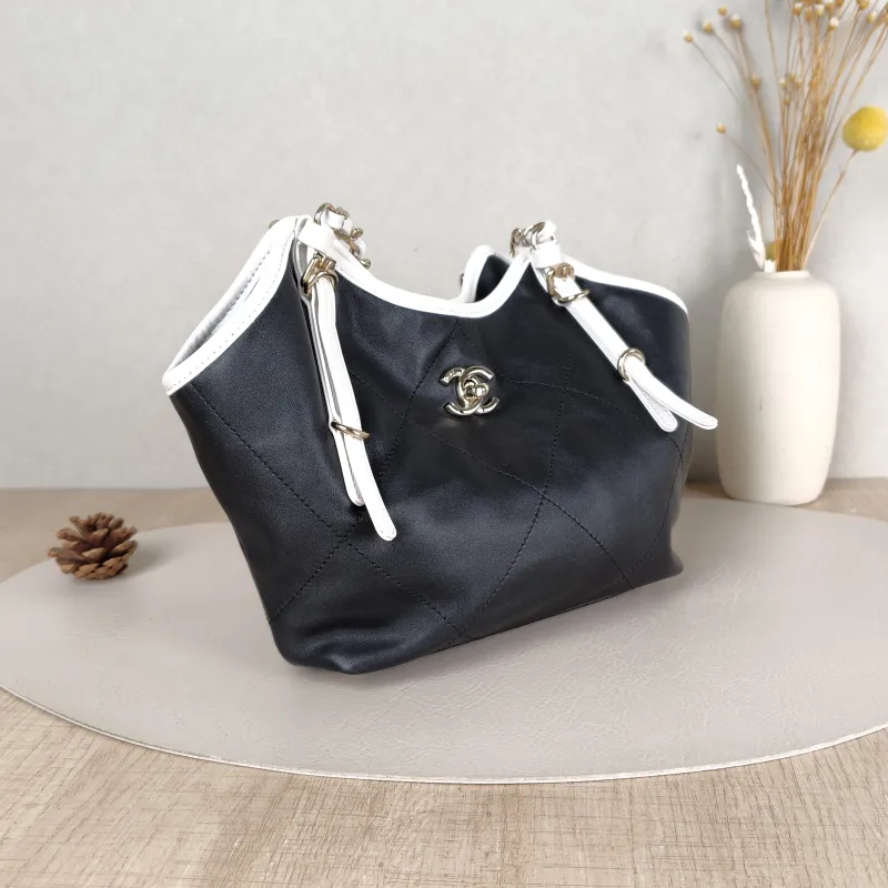 Chanel Shoulder Bag cocobeach Collection Black Lambskinmini29 × 6 × 20 cm — cover view 5 of 5