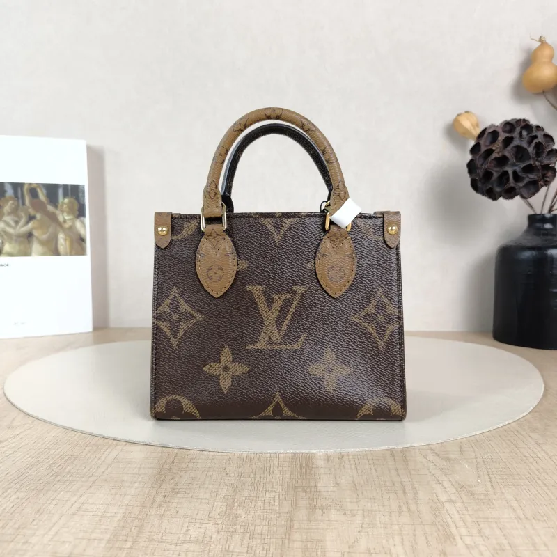 Louis Vuitton Crossbody Bag Onthego BB Monogram PVCBB18 × 8.5 × 15 cm