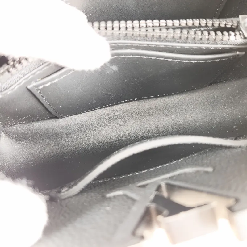 Louis Vuitton Crossbody Bag Capucines East West Black Calfskin Mini 22 × 8 × 12 cm — detail view 9 of 13
