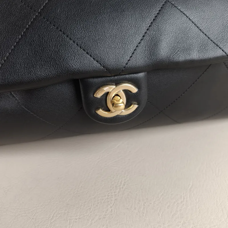 Chanel Shoulder Bag 25k hobo Black Calfskin 43 × 9 × 36 cm — detail view 11 of 12
