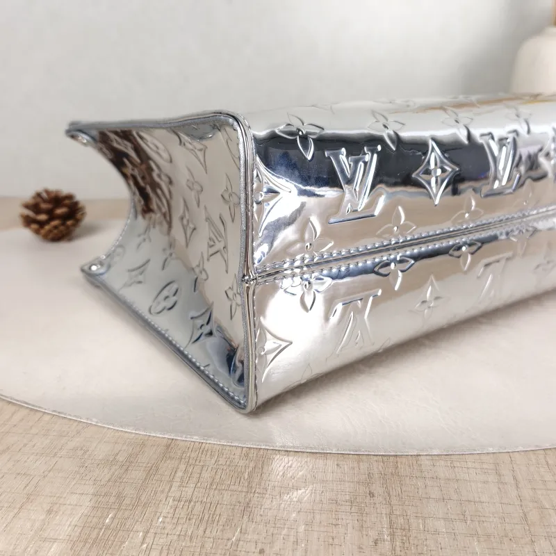 Louis Vuitton Top Handle Bag Onthego Silver Patent Leather Small 25 × 11.5 × 19 cm — detail view 4 of 10