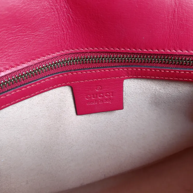 GUCCI Crossbody Bag GG Marmont Medium Marmont 26Red Calfskin Medium26 × 7 × 15 cm — detail view 7 of 11