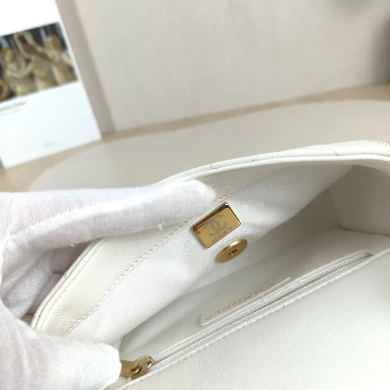 Chanel Crossbody Bag Edition White Calfskin One Size17 × 7 × 13 cm — detail view 8 of 14