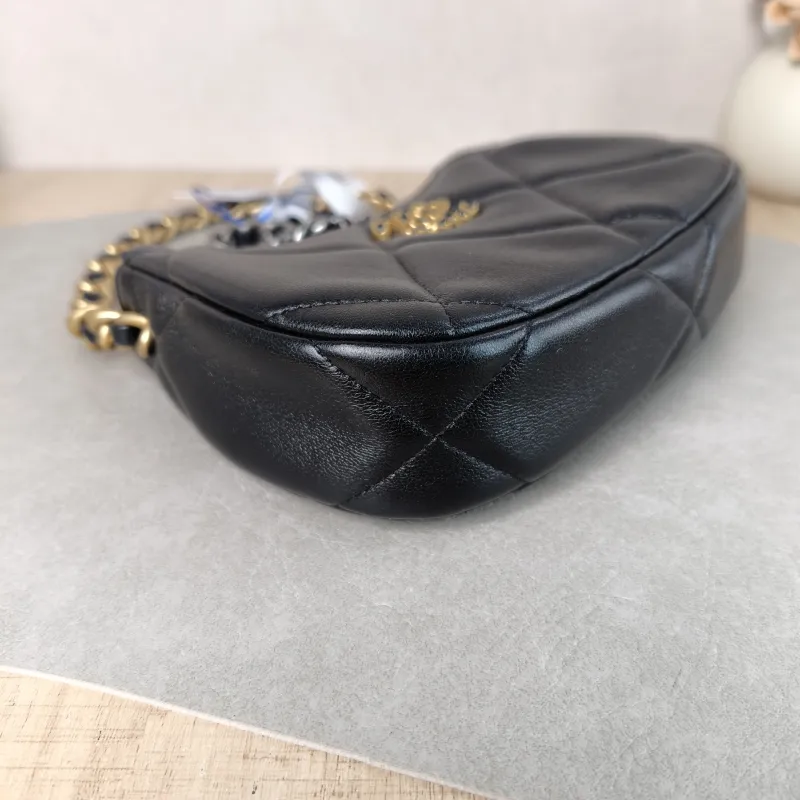 Chanel Shoulder Bag 19bag hobo Black Lambskin One Size 20 × 4.5 × 13 cm — detail view 11 of 11