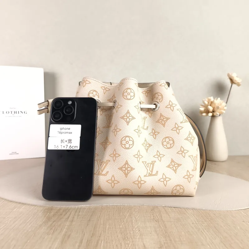 Louis Vuitton Crossbody Bag BELLA Calfskin One Size 22 × 14 × 19 cm — cover view 5 of 5