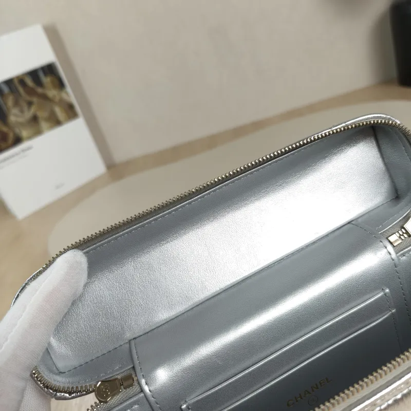 Chanel Top Handle Bag lp Silver Waxed Leather One Size19.5 × 5 × 17 cm — detail view 3 of 13