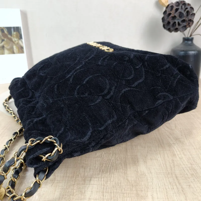 Chanel Shoulder Bag22Bag Black Small35 × 7 × 37 cm — detail view 2 of 13