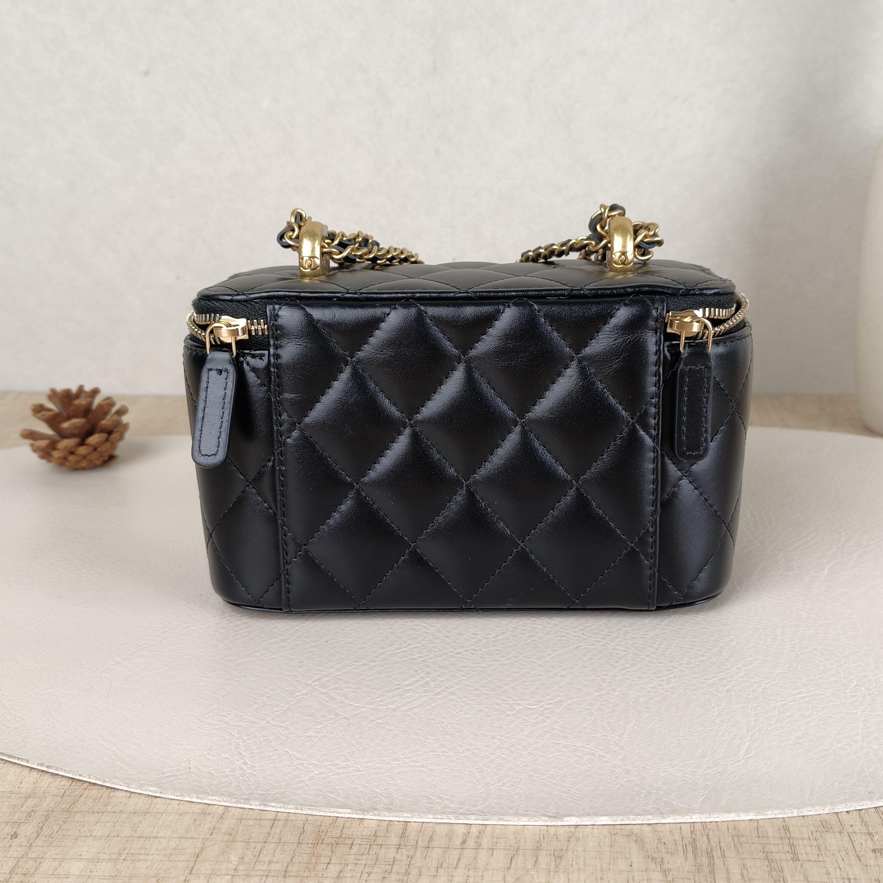 Chanel Crossbody Bag Edition Box Bag Cosmetic Bag Black Calfskin One Size17 × 8 × 9.5 cm — cover view 4 of 6