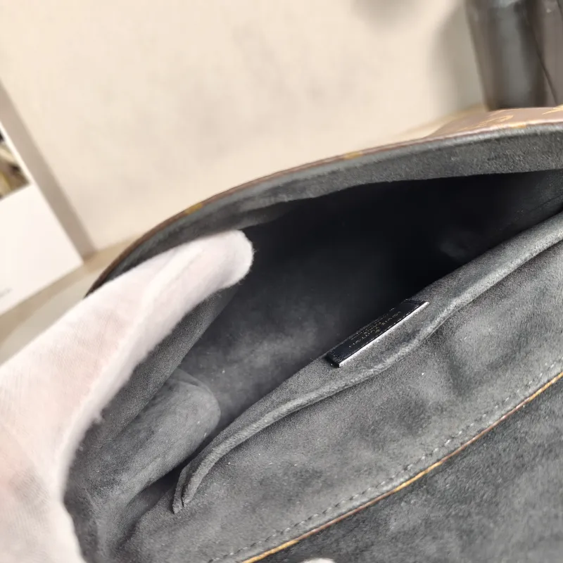 Louis Vuitton Crossbody Bag Locky BB Black PVCBB20 × 7.5 × 16 cm — detail view 4 of 12