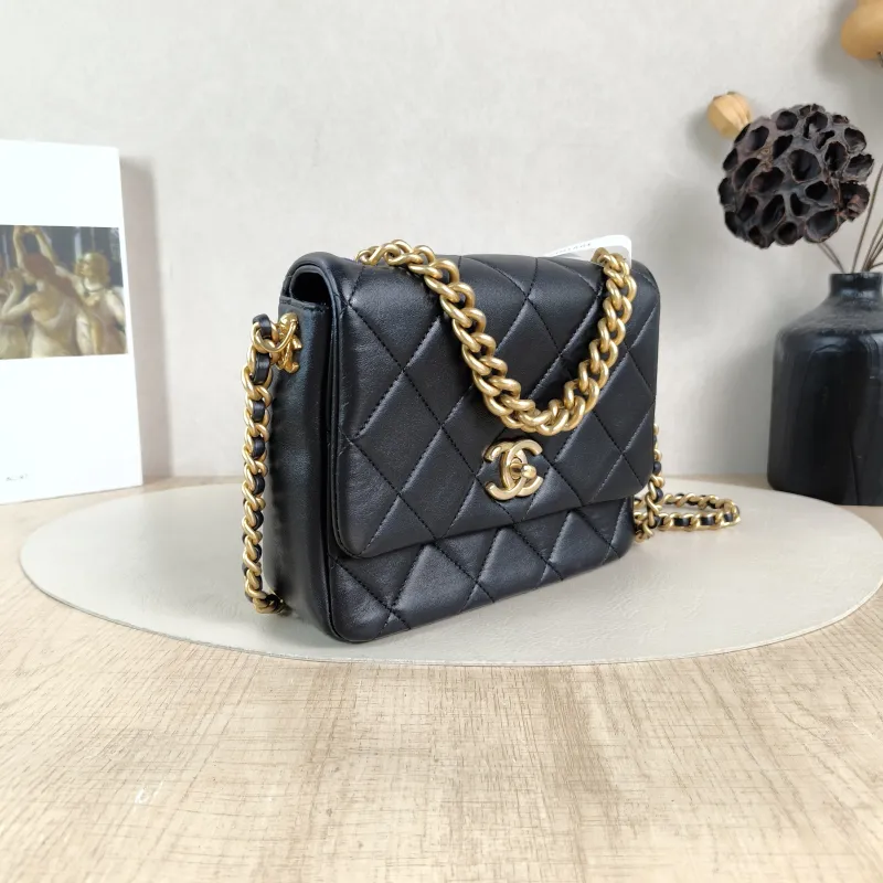 Chanel Crossbody Bag21b Black Lambskinmini19 × 6 × 16 cm — cover view 5 of 6