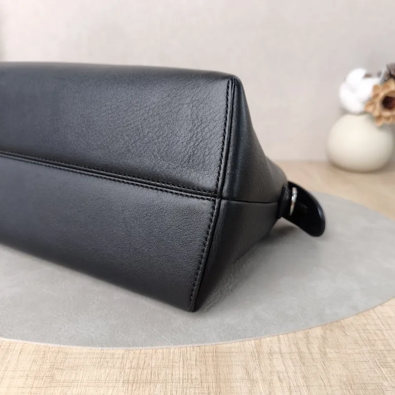 FENDI Crossbody Bagby the way Black Calfskin Medium28 × 13 × 17 cm — detail view 8 of 14