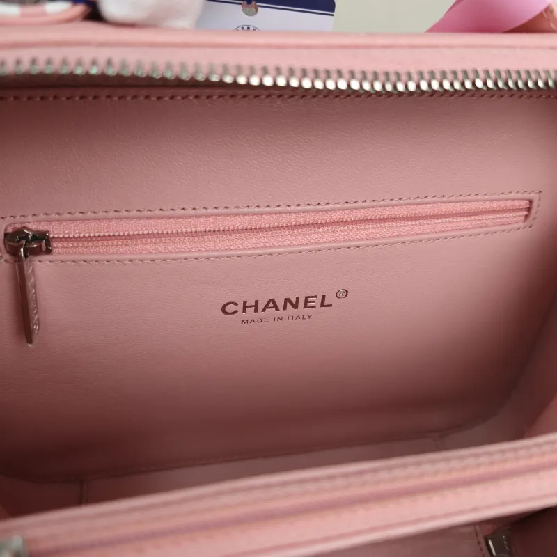 Chanel Crossbody Bag CC Filigree Vanity Cosmetic Bag White Grained Calfskin Medium21 × 8 × 16 cm — detail view 2 of 15