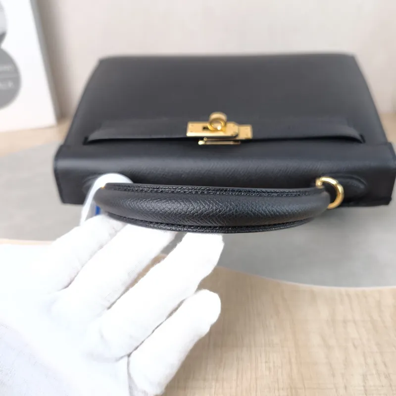 Hermès Shoulder Bag Kelly 25 Gold-Tone Hardware Black with Gold-Tone Hardware Epsom Calfskin Small 25 × 7 × 17 cm W — detail view 10 of 14