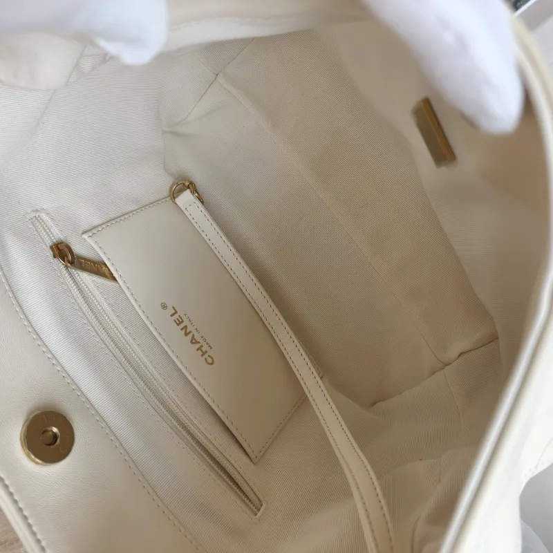 Chanel Crossbody Bag hobo White Lambskin One Size 27 × 11 × 24 cm — detail view 12 of 12