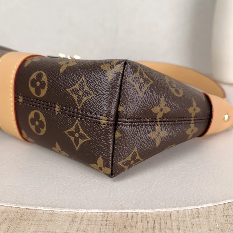 Louis Vuitton Shoulder Bag Pochette Mia Monogram PVC One Size 22 × 8 × 14.5 cm — detail view 9 of 10