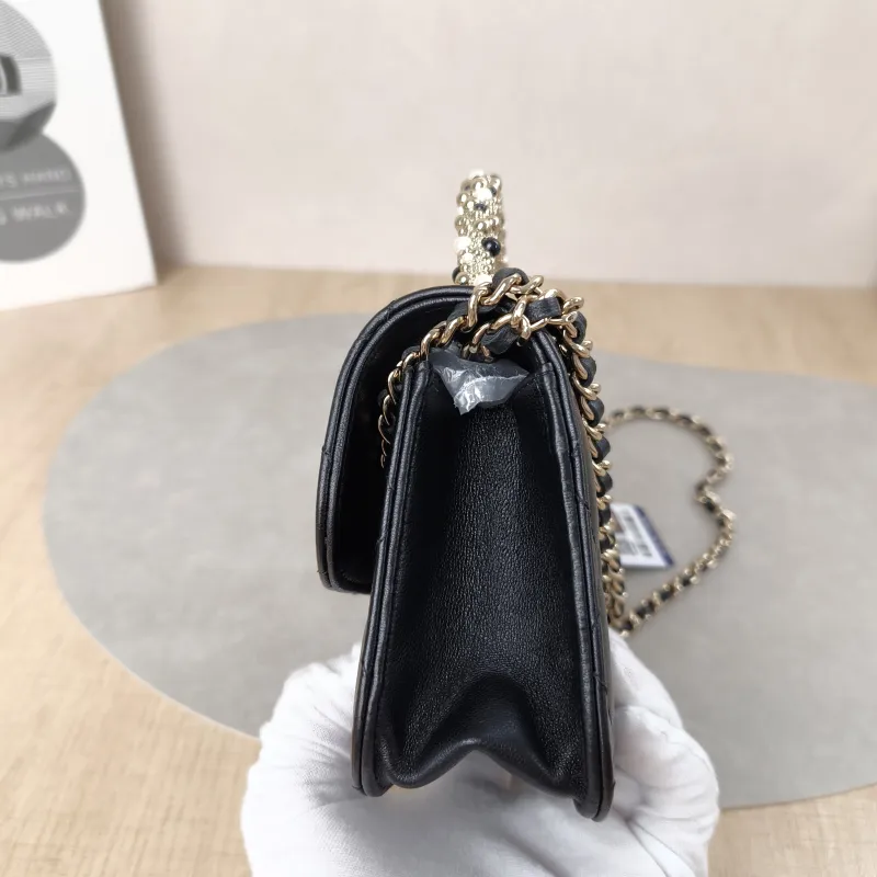 Chanel Crossbody Bag26c Pearl Black Lambskinmini15 × 5.5 × 10.5 cm — detail view 16 of 19