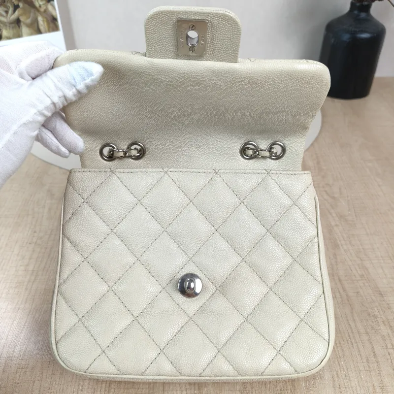 Chanel Crossbody Bagcf Collection Crossbody Bag White Calfskin One Size19 × 7 × 16 cm — detail view 14 of 16