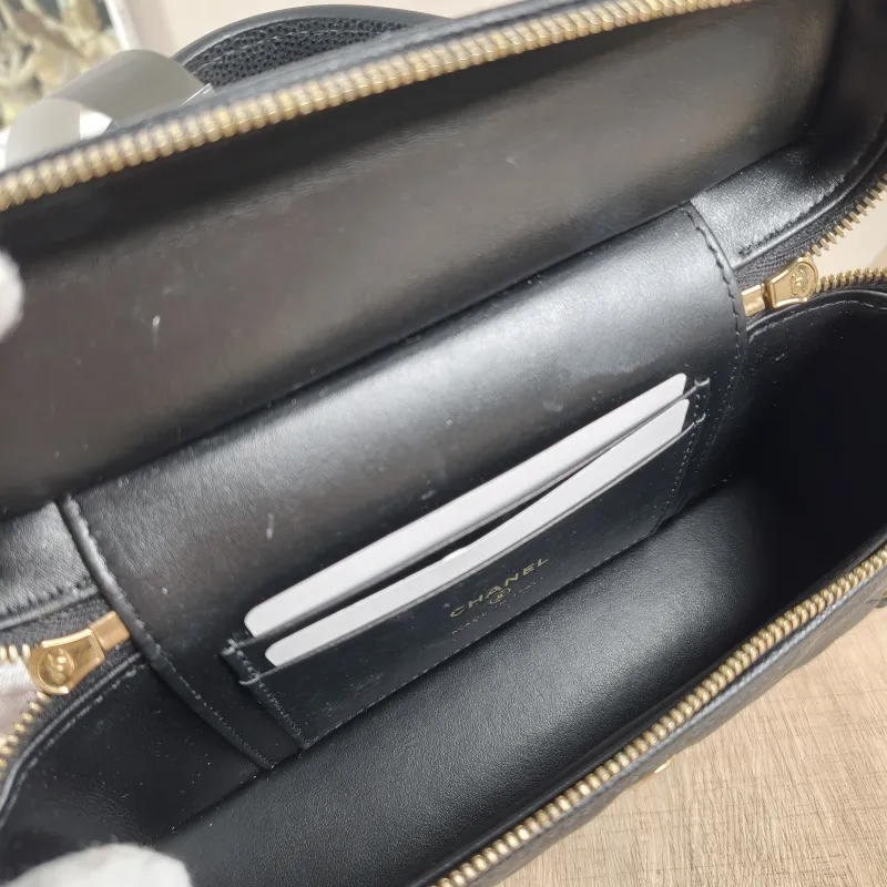 Chanel Crossbody Bag lp Black Grained Calfskin One Size19.5 × 5 × 17 cm — detail view 13 of 13