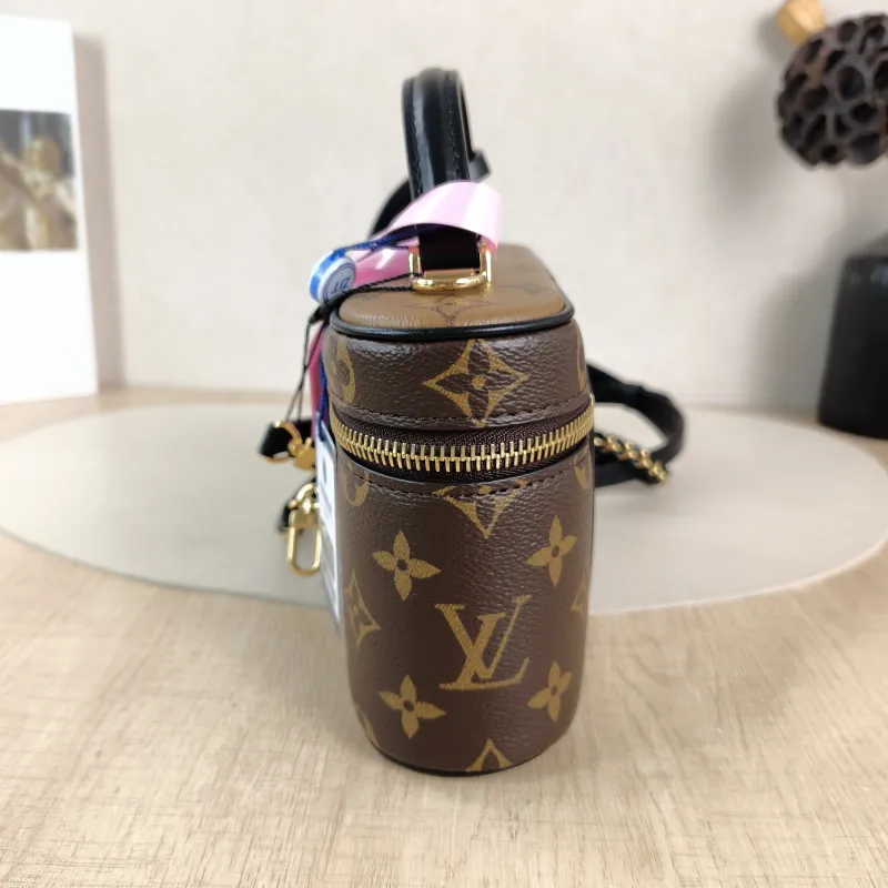 Louis Vuitton Shoulder Bag VANITY Cosmetic Bag Monogram PVC Small 19 × 11 × 13 cm — detail view 8 of 11
