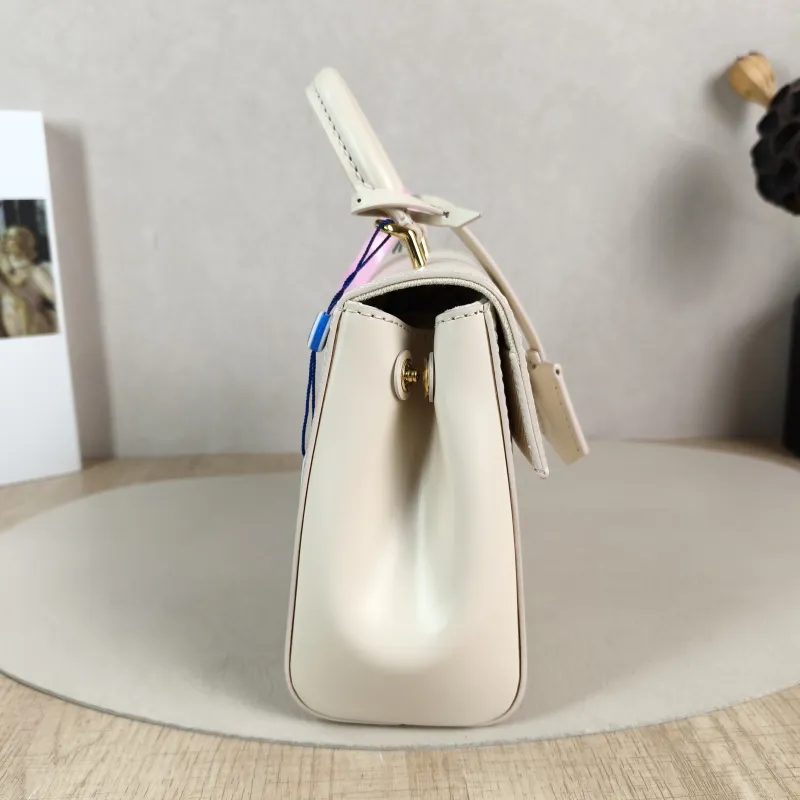 Louis Vuitton Crossbody Bag CLUNY White Epi Embossed Calfskin Mini 20 × 7.5 × 16 cm — detail view 7 of 14