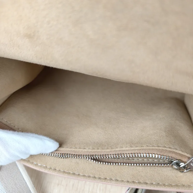 Louis Vuitton Crossbody Bag CLUNY White Epi Embossed Calfskin Mini 20 × 7.5 × 16 cm — detail view 11 of 13