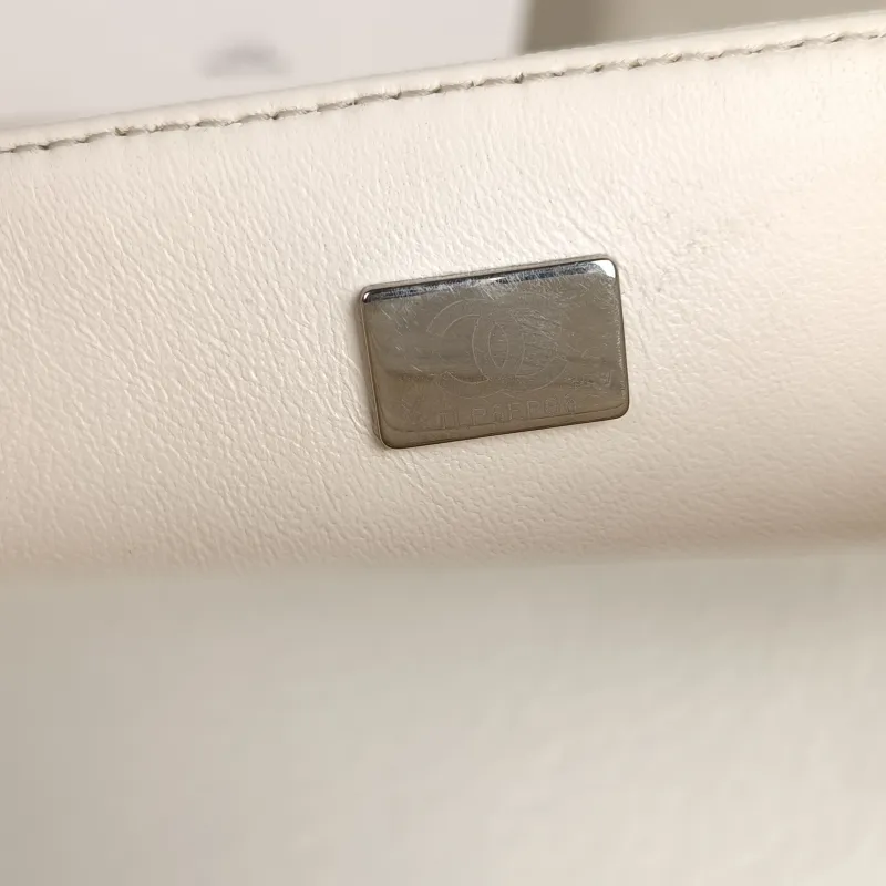 Chanel Crossbody Bagleboy White Grained Calfskin Small18 × 6 × 12.5 cm — detail view 4 of 12