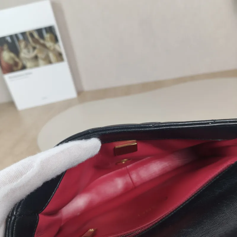 Chanel Crossbody Bag 22p Black Lambskin One Size 20 × 5 × 15 cm — detail view 9 of 13