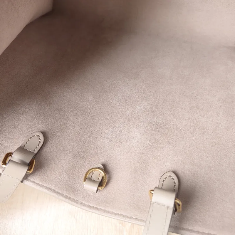 Louis Vuitton Shoulder Bag Onthego Medium · White Empreinte Embossed Calfskin Medium35 × 14 × 27 cm — detail view 9 of 11
