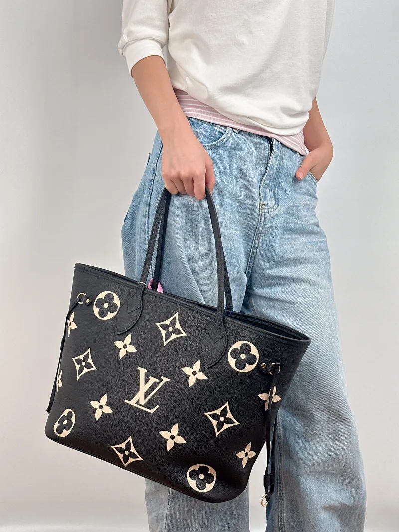 Louis Vuitton Shoulder Bag Neverfull Black · White Calfskin Medium 31 × 14 × 28 cm — on-model view 1 of 2