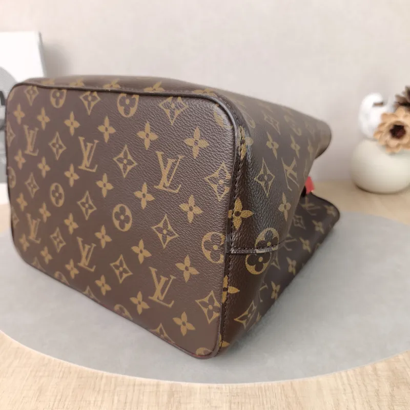 Louis Vuitton Shoulder Bag NÉONOÉ Bucket Bag PVC Medium 26 × 17.5 × 26 cm — detail view 9 of 12