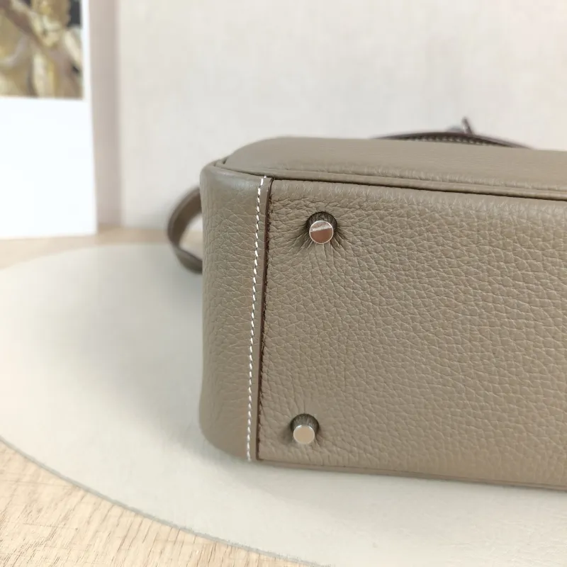Hermès Crossbody Bag Lindy Mini 1918 TC Calfskinmini19 × 9.5 × 13 cm — detail view 8 of 12