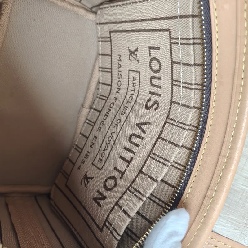 Louis Vuitton Crossbody Bag Neverfull BB Shoulder Strap PVC BB 24 × 9 × 14.5 cm — detail view 7 of 12