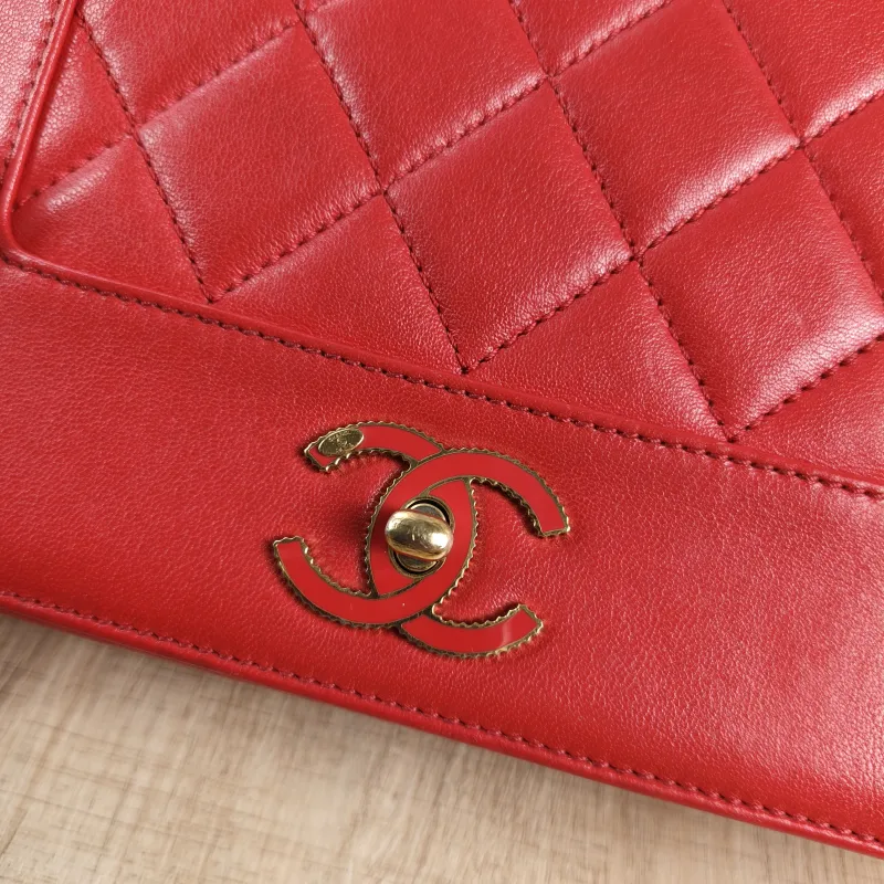 Chanel Crossbody Bag C Crossbody Bag Red Calfskin One Size25 × 6 × 15 cm — detail view 1 of 13