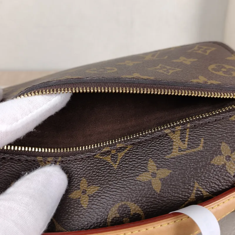 Louis Vuitton Crossbody Bag Pochette Métis East West Monogram PVC Small 21.5 × 6 × 13.5 cm — detail view 8 of 14