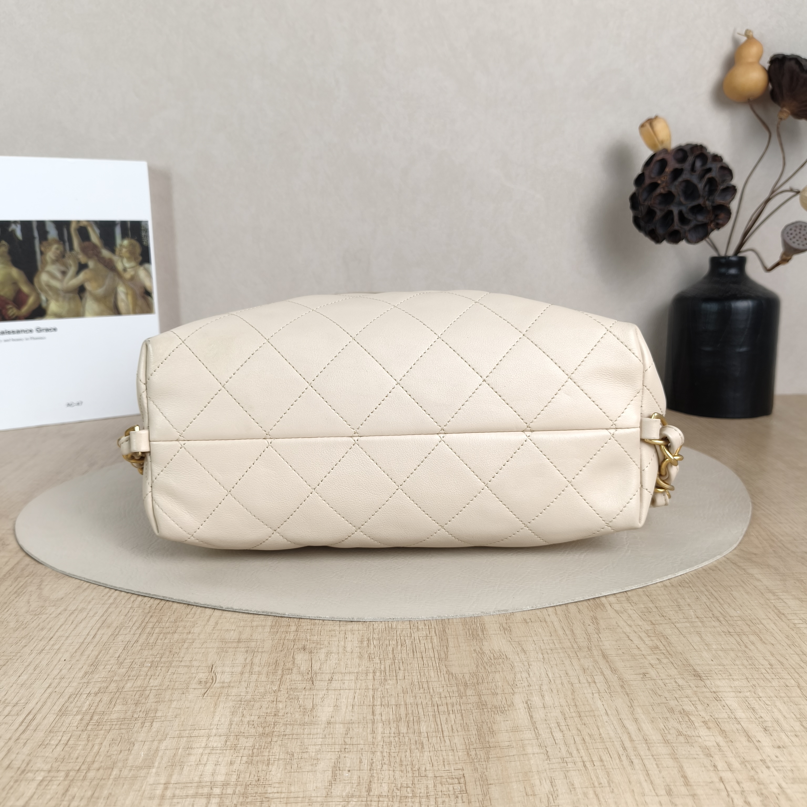 Chanel Shoulder Bag hobo Calfskin One Size26 × 11 × 26 cm — cover view 4 of 5