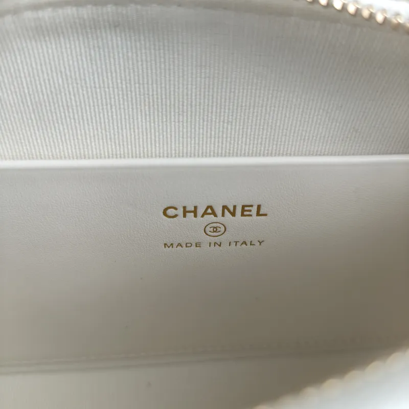 Chanel Crossbody Bag White Gold Grained Calfskin One Size 21 × 5 × 12 cm — detail view 1 of 11