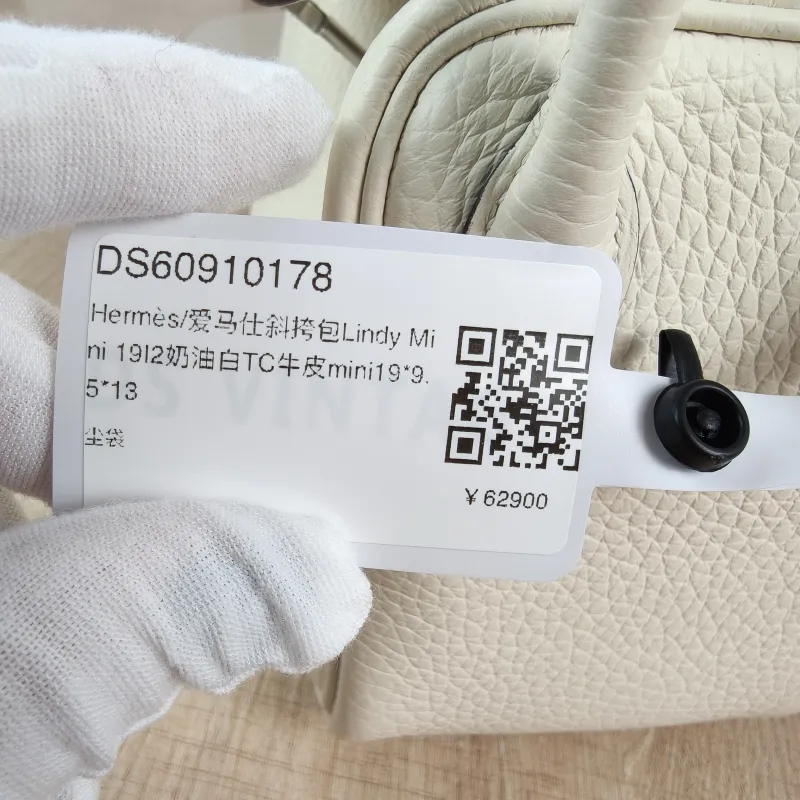 Hermès Crossbody Bag Lindy Mini 19I2 TC Calfskinmini19 × 9.5 × 13 cm — detail view 4 of 12