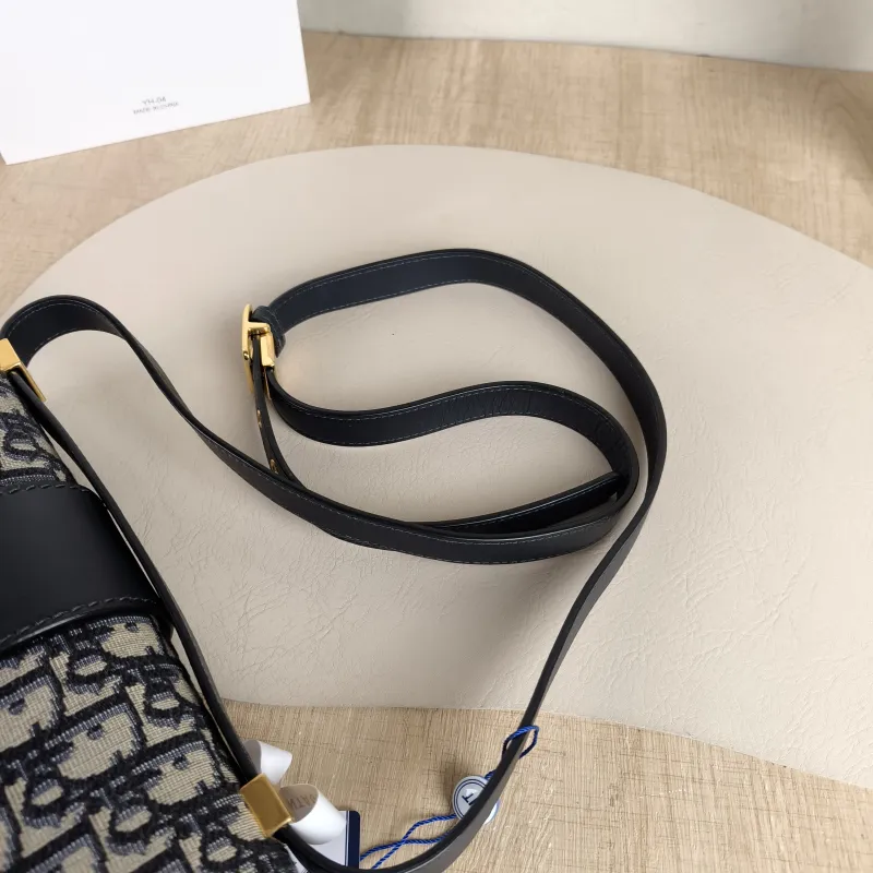 DIOR Crossbody Bag30Montaigne 30 Edition Canvas Medium24 × 8 × 17 cm — detail view 2 of 13
