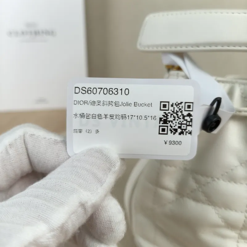 DIOR Crossbody Bag Jolie Bucket Bucket Bag White Lambskin One Size17 × 10.5 × 16 cm — detail view 1 of 11