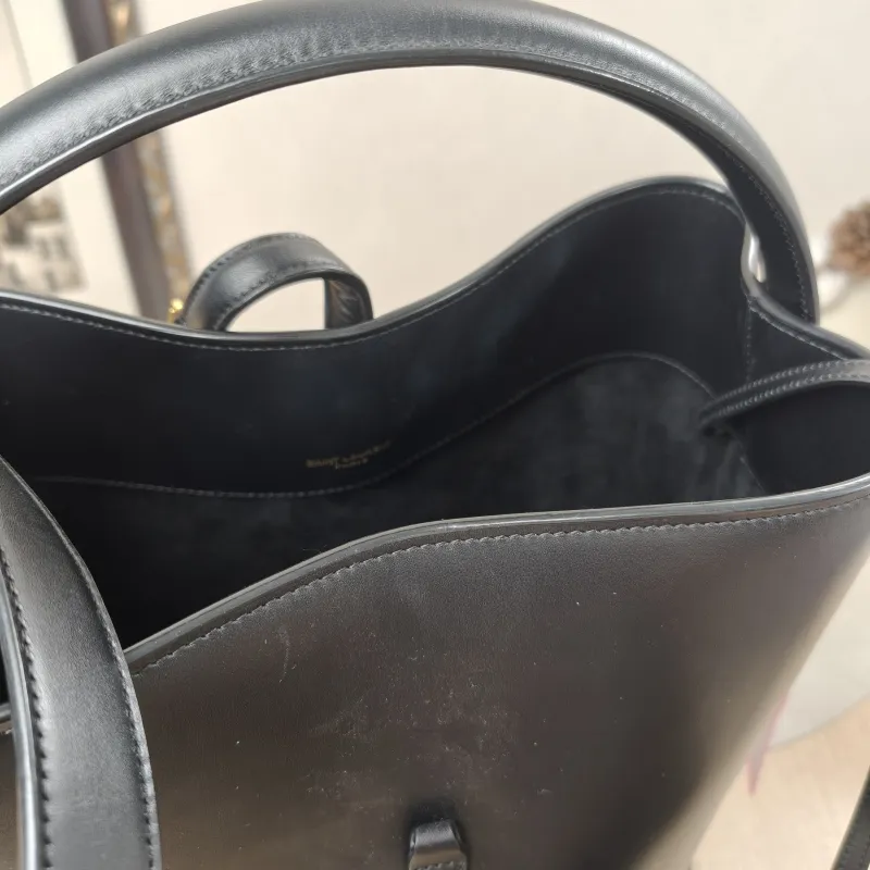 SAINT LAURENT Shoulder Bag LE 37 Black Calfskin Medium20 × 16 × 25 cm — detail view 1 of 12