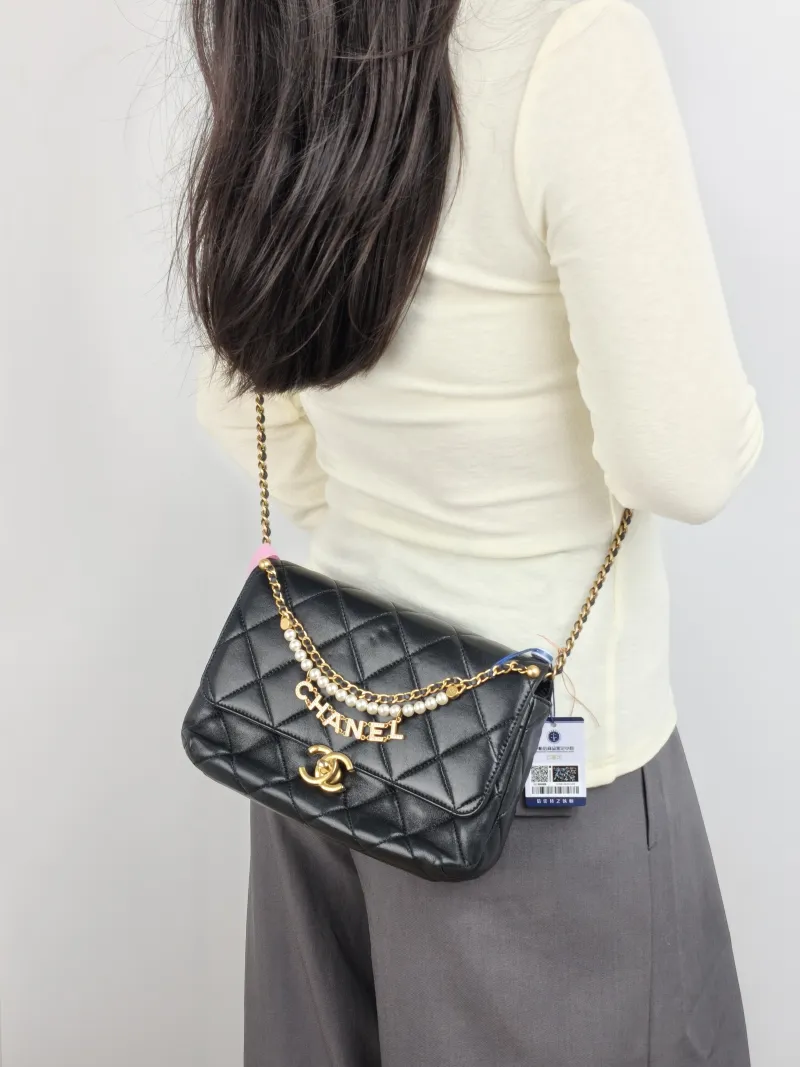 Chanel Crossbody Bag 24a Pearl Black Lambskin One Size 22 × 11 × 14.5 cm — on-model view 1 of 2
