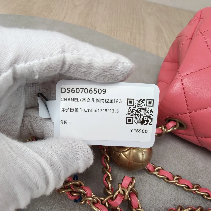 Chanel Crossbody Bag Pink Lambskinmini17 × 8 × 13.5 cm — detail view 13 of 19